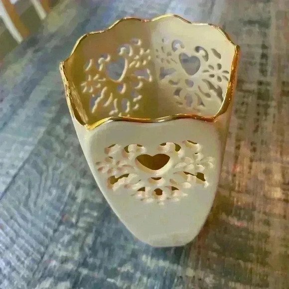 Lenox Vase Heart Floral Gold Trim 7 in x 3.5 in Valentine Cream - Picture 3 of 4